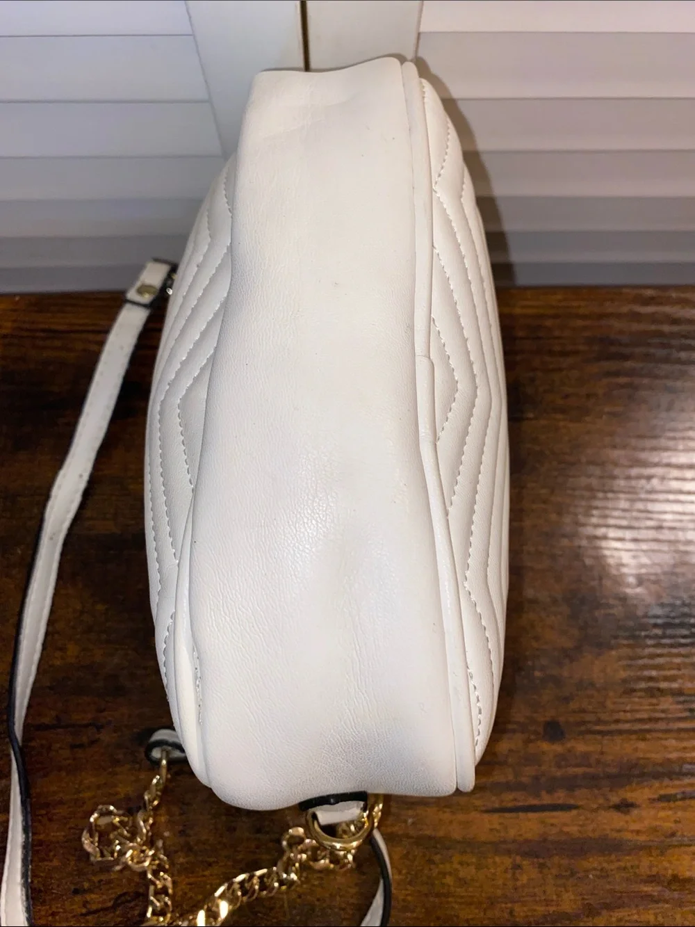 VTG White Chevron Style Crossbody with Heavy Gold Chains and Leather Straps 9” W